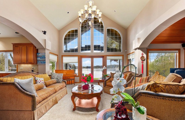 Elephant Home/Private HUGE Lakefront home, Waterslide/boating/kayaking/fishing.