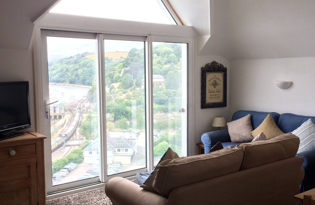 Elevated apartment with Superb Views up the beautiful River Dart. Sleeps 4