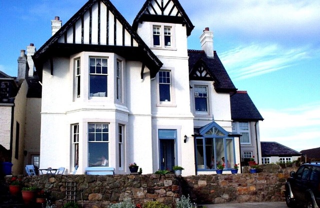 Elie near St.Andrews. Luxury self catering beach house with wonderful sea views