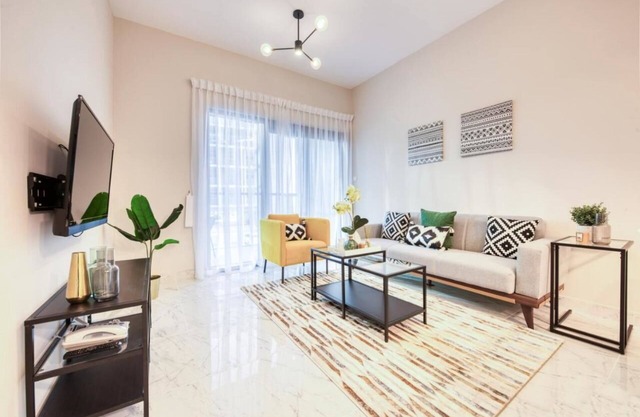 Elite LUX Holiday Homes - Stylish 1 BR + Pool & World Class Gym in Dubai South