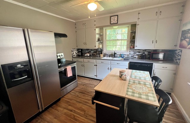 Elkin Apartment - Walk to Main St. Social District