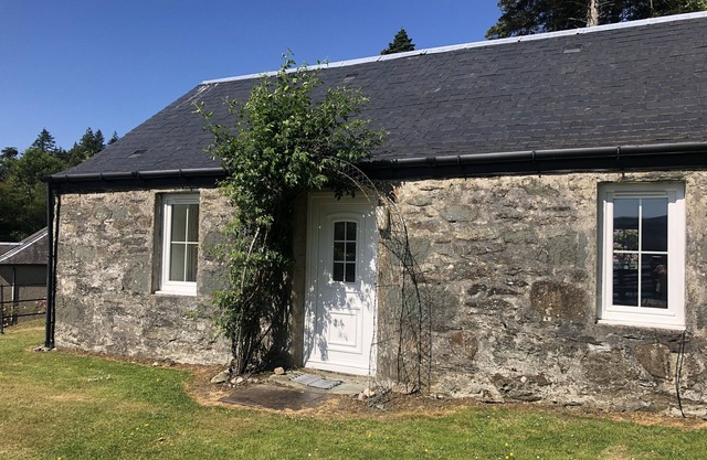 Ellary Cottage - a cottage that sleeps 4 guests in 2 bedrooms