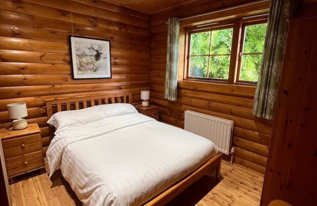 'elm' Countryside Log Cabin With Private Hot Tub