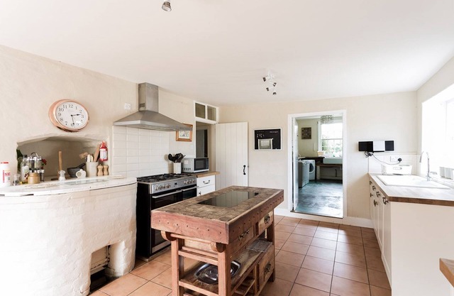 Elms Farmhouse - sleeps 19 guests in 8 bedrooms