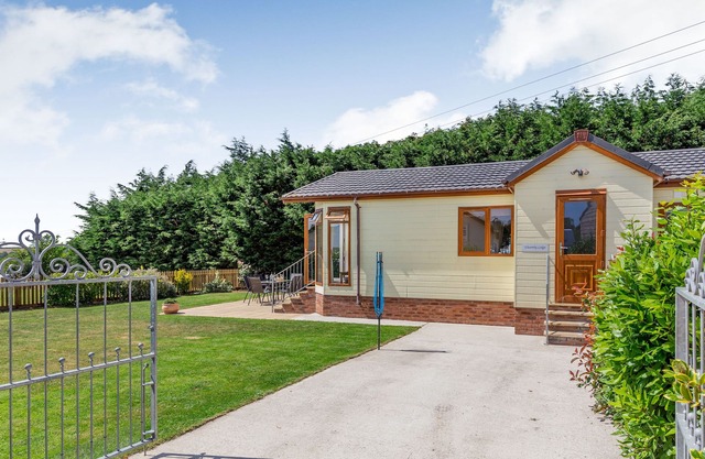 ELWORTHY LODGE, pet friendly, with a garden in South Molton