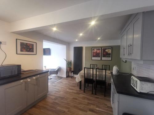 EMA, Castle Donnington Circuit contractors group 4 bedrooms 7 bed house-private parking