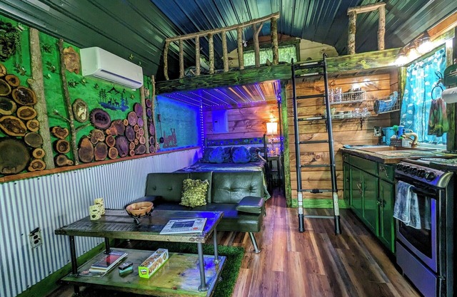 Emerald Forest ~ Magical forest themed cabin in Daniel Boone Forest along river!
