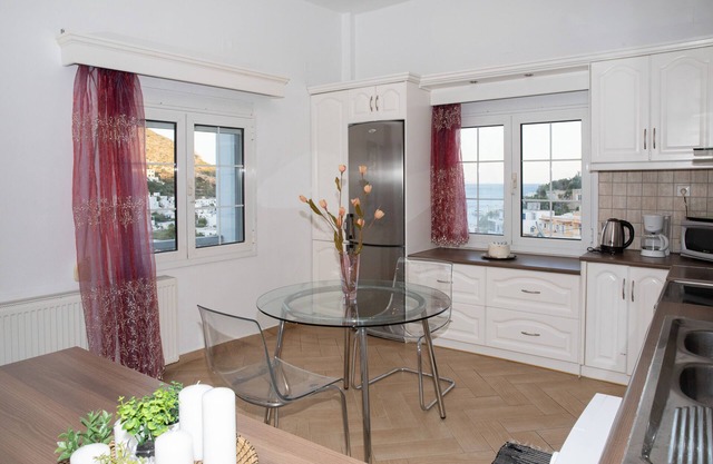 Emerald Heaven, Spacious house near the beach with a magnificent view.