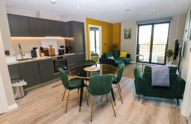 EMERALD RETREAT, family friendly, with a garden in Leeds