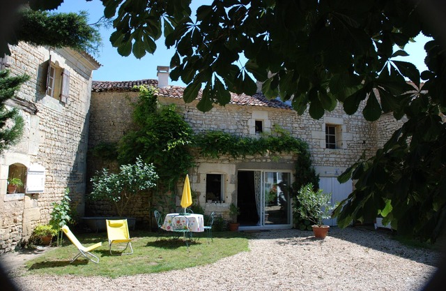 Emma's Cottage cottage quiet in the vineyards 3km from the town. Near Royan