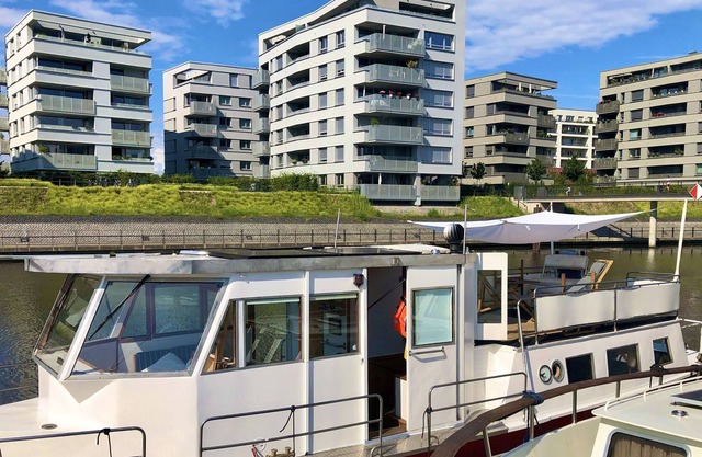 EMMA, the houseboat...