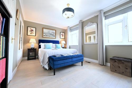 En-suite luxury large bedroom with parking and two tickets to Kew Gardens