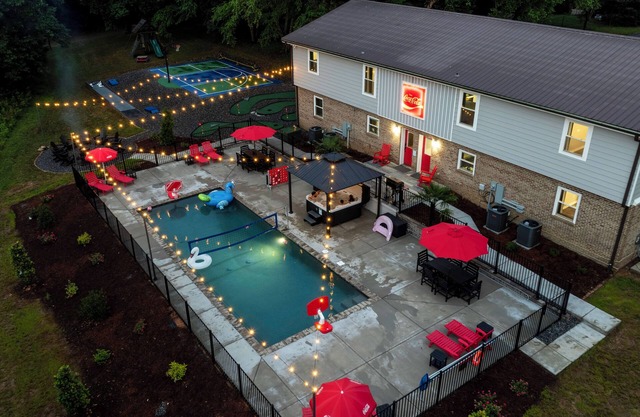 "Enchanted Forest" - Pool, Hot tub, Pond, Pickleball, Basketball, Putt Putt +