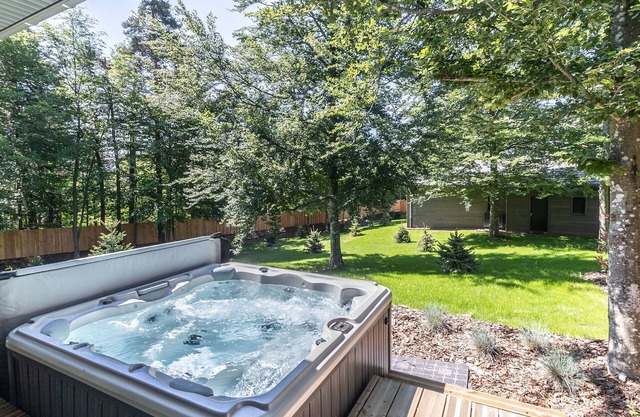 Enchanting Lodge: Private Hot Tub, Golf Access, Pool, Spa & More