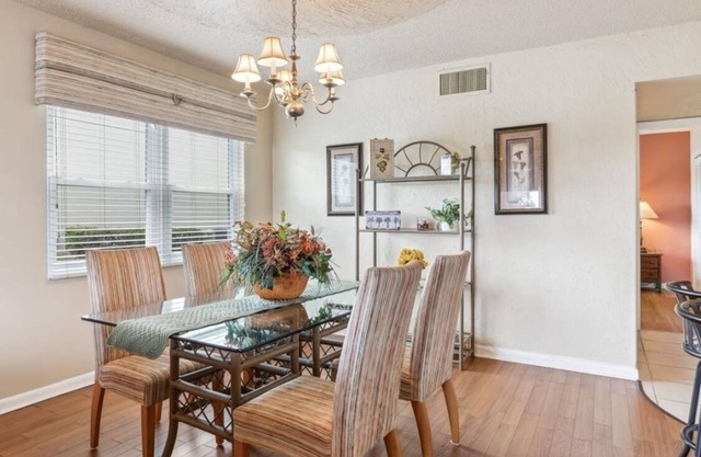 Enchanting 1st floor, 2-bedroom, 2 bath condo with AC in Sarasota
