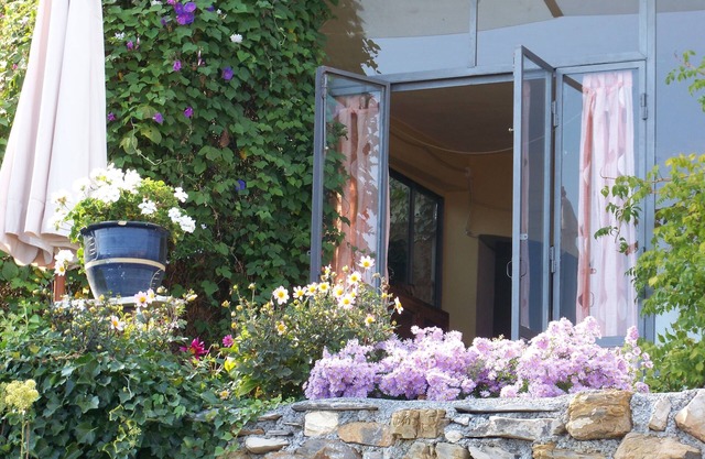 Enchanting apartment with sea views and garden, wifi
