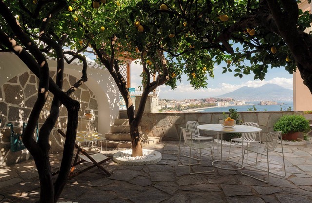Enchanting freestanding suite with a fantastic view of the Bay of Naples