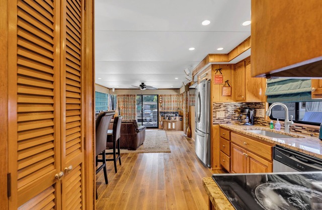Enchanting Houseboat on CHL @ Pates Ford Resort & Marina