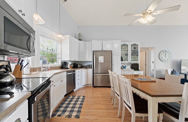 "Endless Summer” cozy, contemporary home on Dallas Lake, Wolcottville