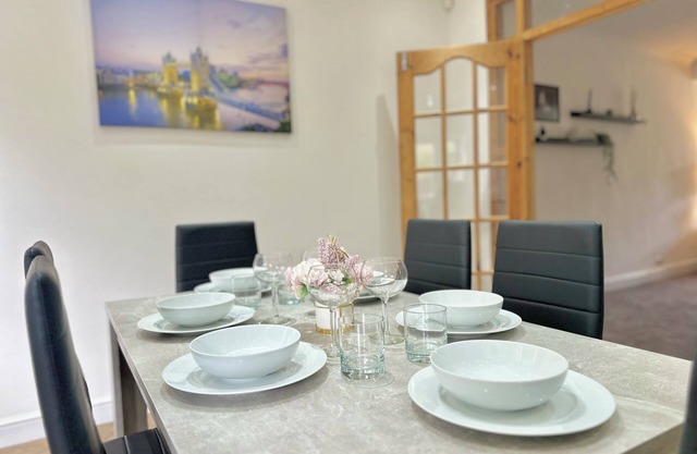 Enfield’s Spacious Hidden Gem+ WIFI + Parking + Garden space