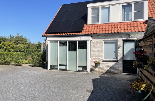 Enjoy a luxury holiday home, close to the IJsselmeer and beach