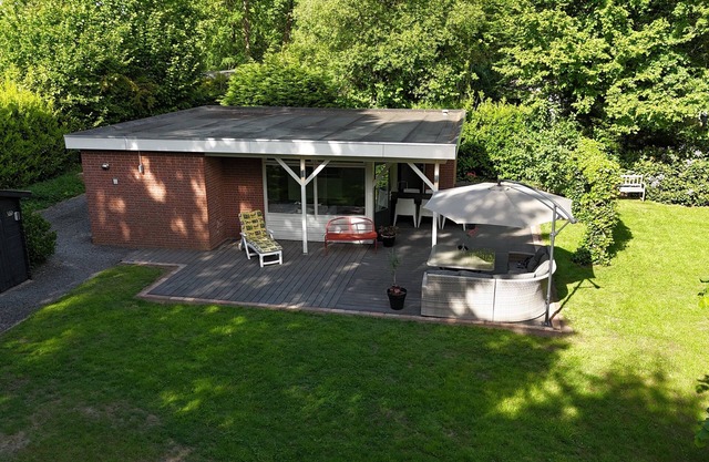 Enjoy a wonderful stay in this detached, child-friendly bungalow. The spacious, sunny garden gives you all the freedom to enjoy the outdoors.