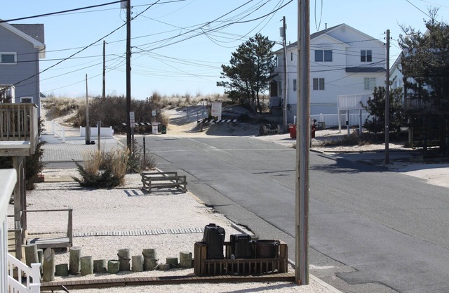 Enjoy Family Memories - Great Outdoor Decks And Backyard; A Few Houses To Beach