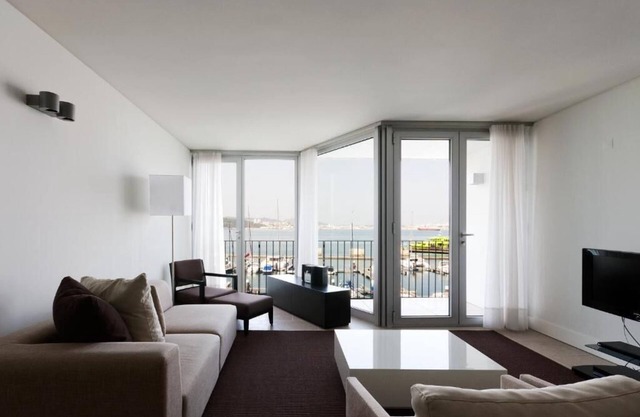 Enjoy Lisbon & Comporta Beach: Kitchenettes, Free Parking, Under Hour to City