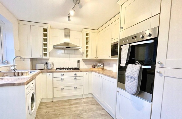 Enjoy our Home in Ashford 3 bedrooms wt parking