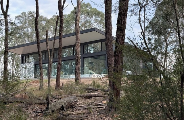 Enjoy peace and birdsong in Australian bush setting in architectural home.