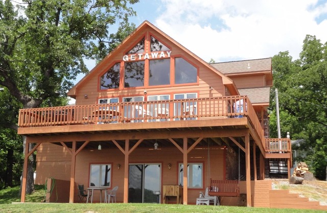 Enjoy Table Rock Lake staying at this Beautiful 5 Bedroom Home! Great location!
