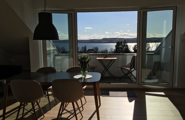 Enjoy the beautiful lake view! Bright and modern 60 m2 apartment
