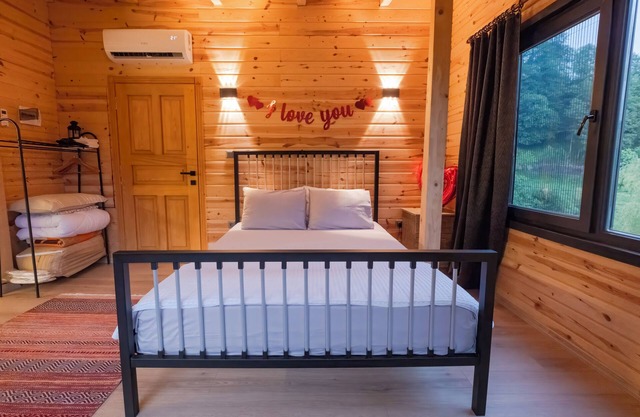 Enjoy the jacuzzi in the suite,Fully equipped kitchen.Two km from the city.