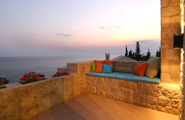 Enjoy the seaside living in a centraly located, pretty sea view house