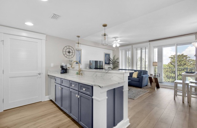 Enjoy This Elegant Coastal Condo:, King-Suite,Full kitchen,Pool, Hot Tub,Balcony