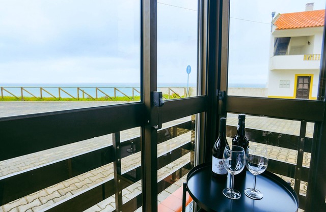 Enjoy VIEW apartment-ocean, surf, beach, eat, work