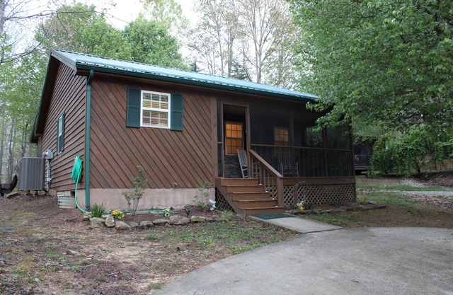 Enjoy your Perfect Getaway near Lake Cumberland! Pet Friendly with a Hot Tub!