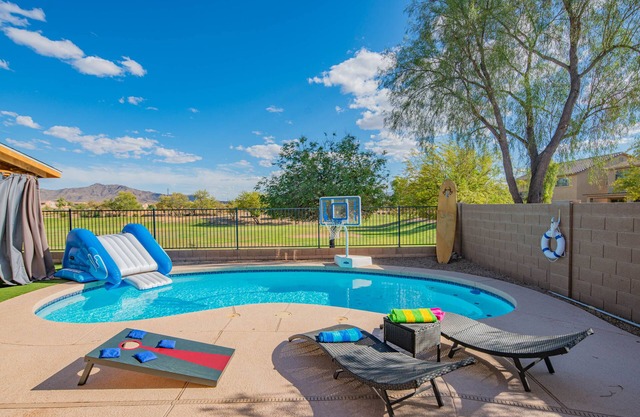 Entertainment Escape:Pool,Games & Views