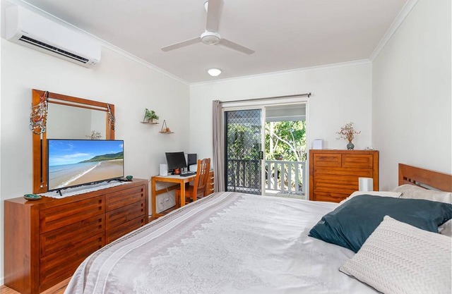 Entire 2 bed townhouse 200 metre from beach