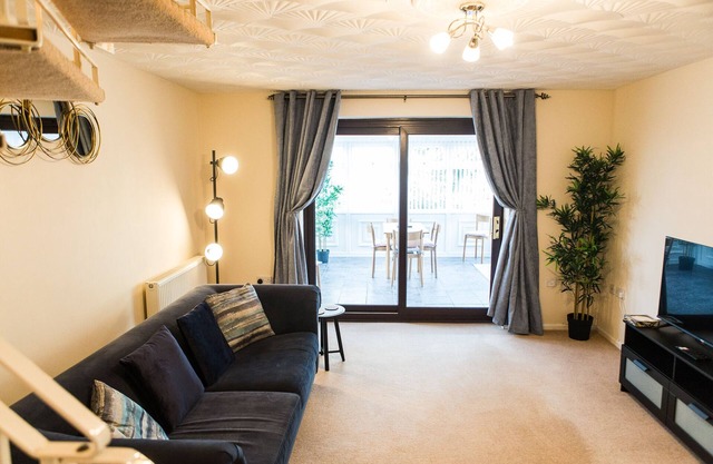 Entire 2 Bedroom House near Derriford with Parking