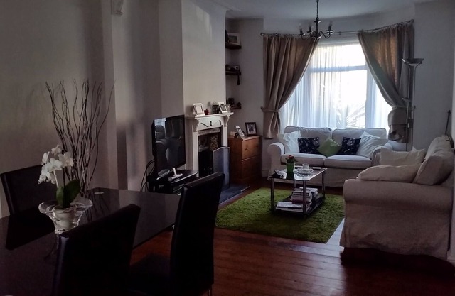 Entire 2 Bedroom Victorian House to LET