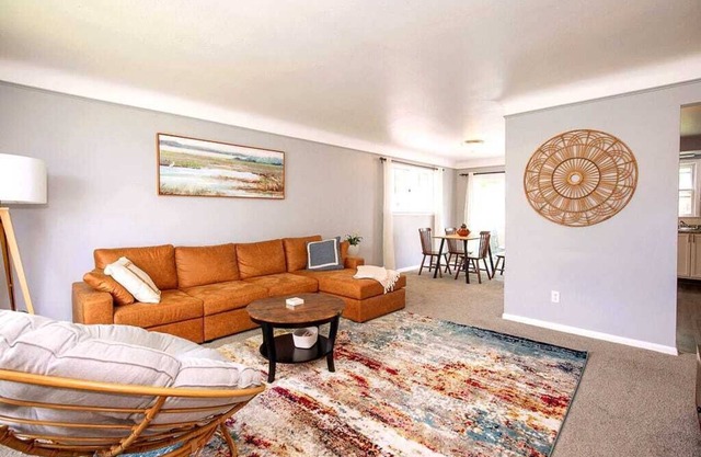 Entire 3 bed home in Maple Heights w ac