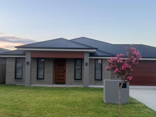 Entire 4 bedroom home on Connolly in Bathurst