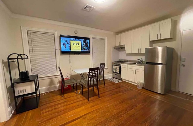 Entire Beautiful 2BR Apartment. Convenient location in the heart of Queens!