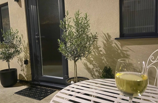 Entire brand new house in north London. Free parking. Near metro. Private patio.