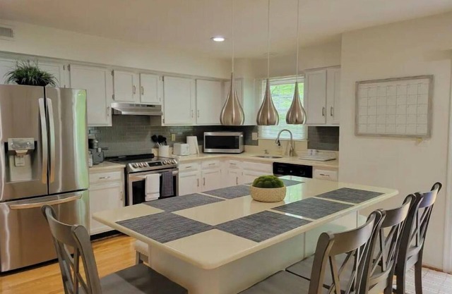 Entire cheerful 4 br townhouse by the lake