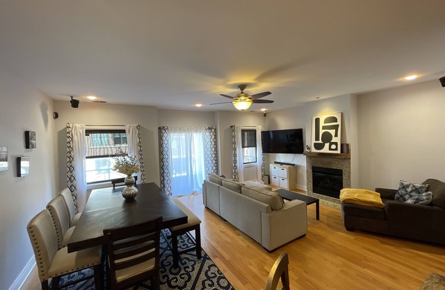Entire Condo and Parking at the heart of Wicker Park