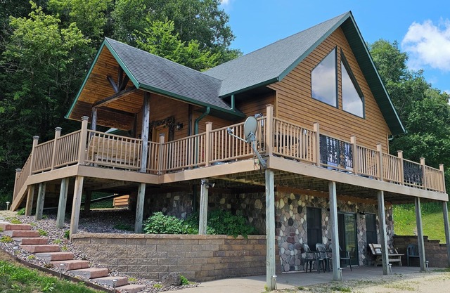 Entire high-quality lodge well equipped and tranquil - See ALBINO deer!