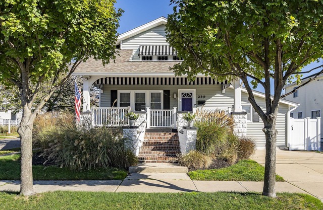 Entire Home, 2 Blocks to Beach, Lots of amenities, beach badges & EV charger.