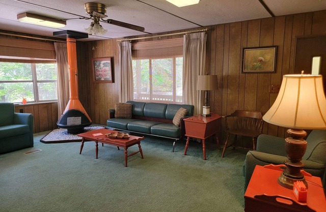 Entire Home - Retro-style near I-20: City Access, Country Feel